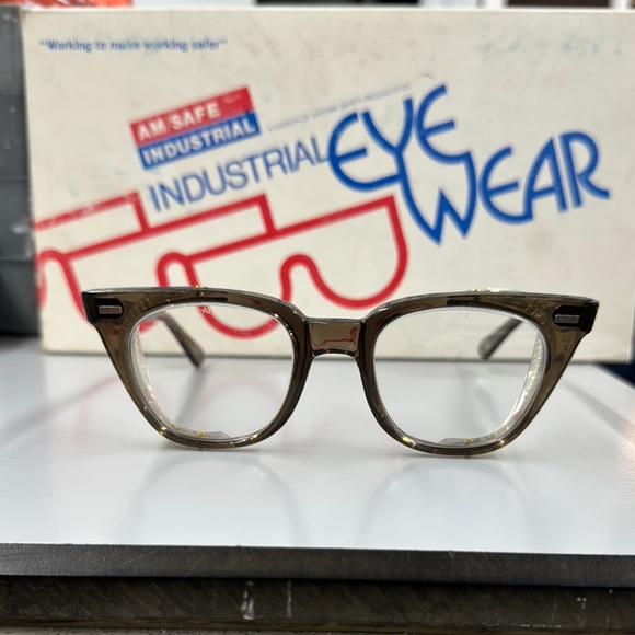 Am/Safe Other - Gray and Black Cat-Eye Glasses with Vintage Design